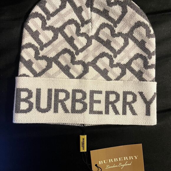 Burberry Beanie Hat - Picture 1 of 2